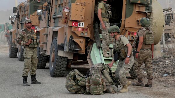 Турецкие военные в городе Акчакале в провинции Шанлыурфа недалеко от границы с Сирией Турецкие военные в городе Акчакале в провинции Шанлыурфа недалеко от границы с Сирией