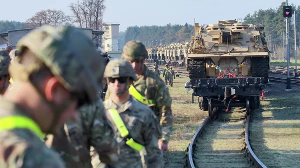 Военнослужащие первой дивизии армии США во время переброски бронетехники на железнодорожной станции в Литве Военнослужащие первой дивизии армии США во время переброски бронетехники на железнодорожной станции в Литве