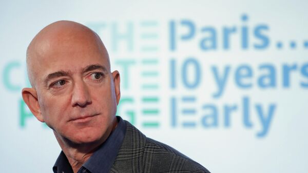 Генеральный директор Amazon Джефф Безос на пресс-конференции в пресс-клубе в Вашингтоне Генеральный директор Amazon Джефф Безос на пресс-конференции в пресс-клубе в Вашингтоне