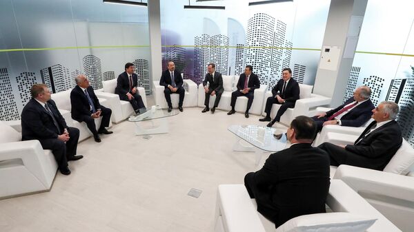 Председатель правительства РФ Дмитрий Медведев и главы делегаций - участников заседания Совета глав правительств СНГ в инновационном центре Сколково Председатель правительства РФ Дмитрий Медведев и главы делегаций - участников заседания Совета глав правительств СНГ в инновационном центре Сколково