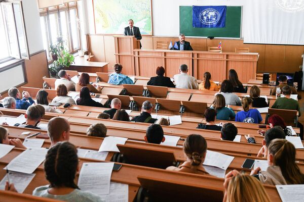 Участники Всероссийского географического диктанта в Таврической академии Крымского федерального университета им. В. И. Вернадского в Симферополе Участники Всероссийского географического диктанта в Таврической академии Крымского федерального университета им. В. И. Вернадского в Симферополе