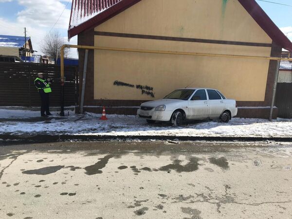 Место ДТП в Екатеринбурге, в котором семнадцатилетний подросток на отцовской Lada Priora сбил на тротуаре девушку Место ДТП в Екатеринбурге, в котором семнадцатилетний подросток на отцовской Lada Priora сбил на тротуаре девушку