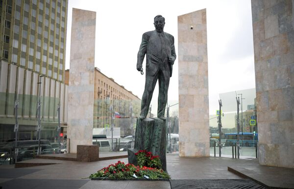 Памятник государственному деятелю, политику Евгению Примакову в Москве Памятник государственному деятелю, политику Евгению Примакову в Москве