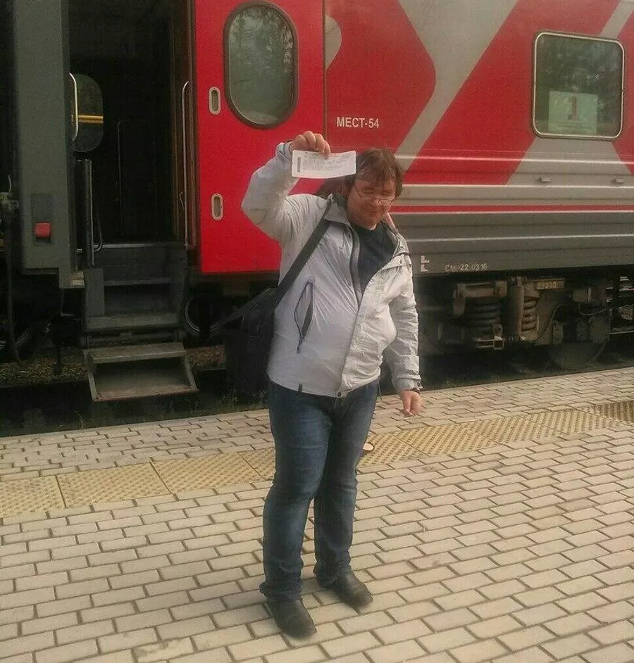 Александр на фоне поезда