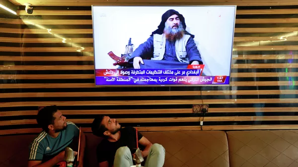 Портрет Абу Бакра аль-Багдади на экране телевизора в Ираке