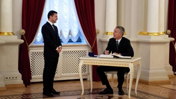 Президент Украины Владимир Зеленский и генсек НАТО Йенс Столтенберг во время встречи в Киеве. 31 октября 2019 Президент Украины Владимир Зеленский и генсек НАТО Йенс Столтенберг во время встречи в Киеве. 31 октября 2019