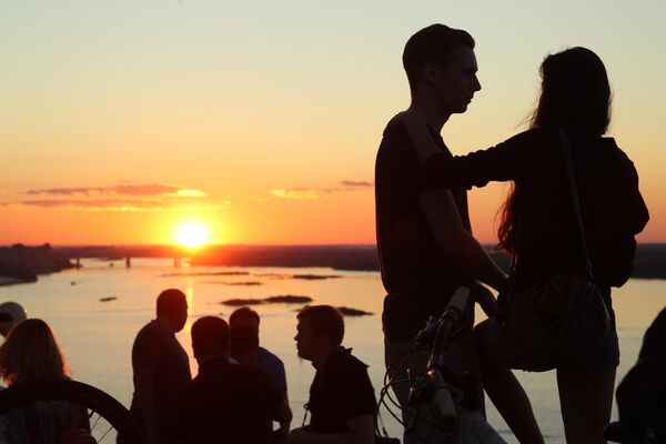 Местные жители на Чкаловской лестнице во время захода солнца в Нижнем Новгороде
