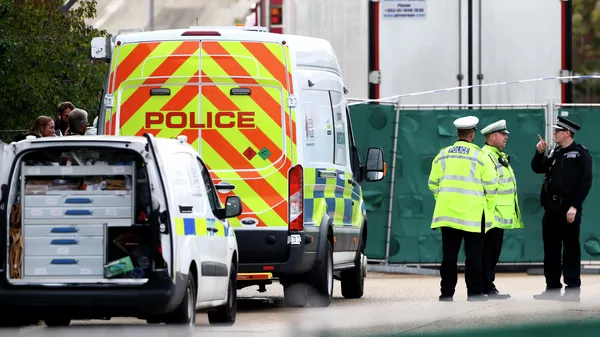 Полицейские у грузовика, в котором были обнаружены 39 замороженных тел, в британском городе Грейс