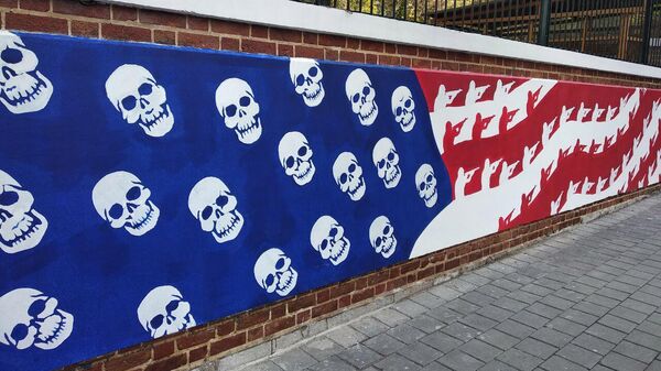 Новые граффити на стене бывшего посольства США в Тегеране Новые граффити на стене бывшего посольства США в Тегеране