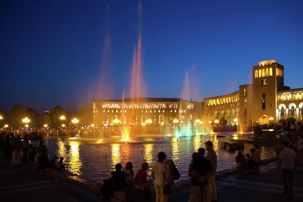 Поющие фонтаны в ночное время в главной площади Еревана
