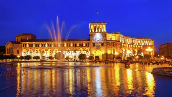 Здание правительства Республики Армения в ночное время