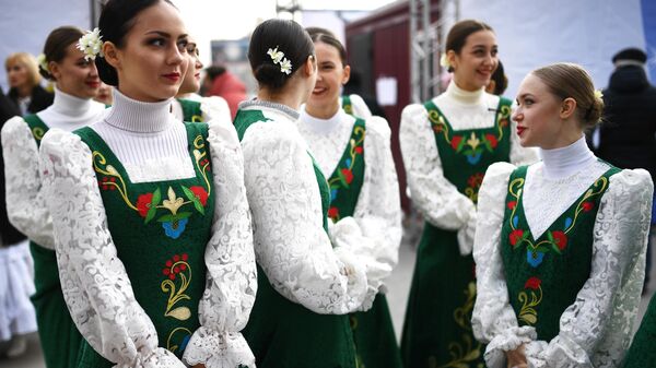 Танцевальный ансамбль на праздновании Дня народного единства в Новосибирске Танцевальный ансамбль на праздновании Дня народного единства в Новосибирске