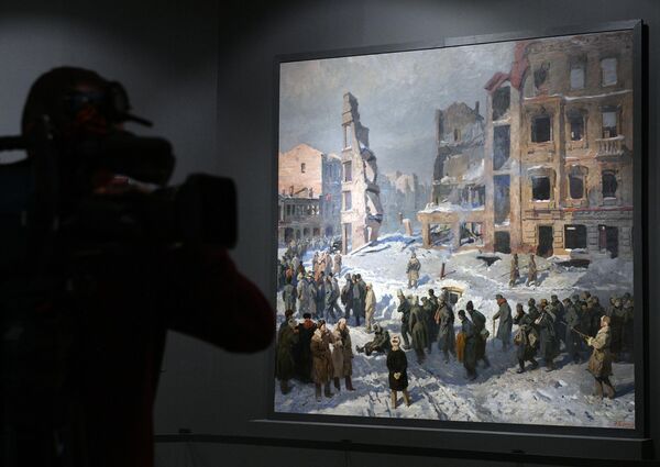 Телеоператор перед картиной Василия Ефанова Сталинград на выставке Память поколений: Великая Отечественная война в изобразительном искусстве Телеоператор перед картиной Василия Ефанова Сталинград на выставке Память поколений: Великая Отечественная война в изобразительном искусстве