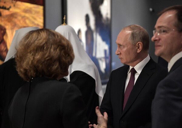 Президент РФ Владимир Путин на выставке Память поколений: Великая Отечественная война в изобразительном искусстве Президент РФ Владимир Путин на выставке Память поколений: Великая Отечественная война в изобразительном искусстве