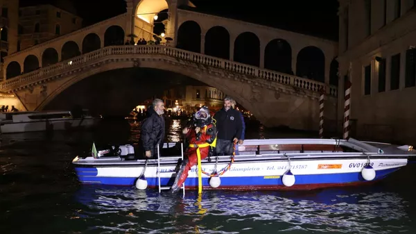 Операция по очистке Гранд-канала в Венеции