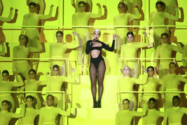 Певица Дуа Липа выступает на церемонии награждения MTV Europe Music Awards Певица Дуа Липа выступает на церемонии награждения MTV Europe Music Awards