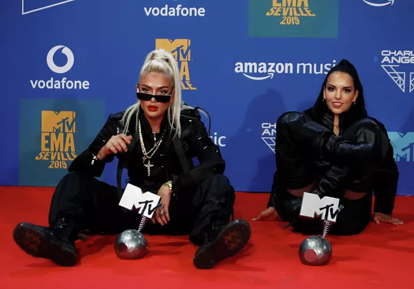 Рэп-исполнительницы Лоредана Цефи и Juju на церемонии награждения MTV Europe Music Awards Рэп-исполнительницы Лоредана Цефи и Juju на церемонии награждения MTV Europe Music Awards