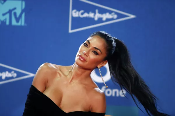 Певица Николь Шерзингер на церемонии награждения MTV Europe Music Awards Певица Николь Шерзингер на церемонии награждения MTV Europe Music Awards
