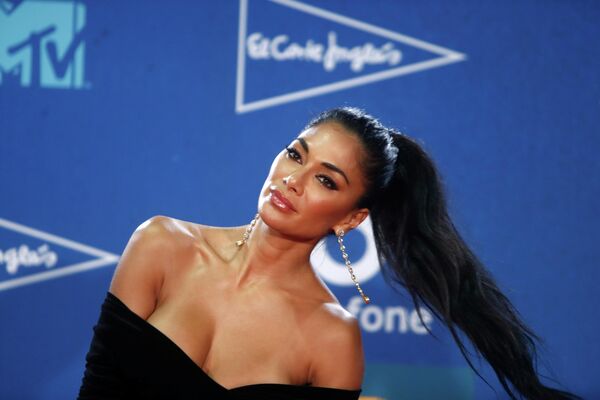 Певица Николь Шерзингер на церемонии награждения MTV Europe Music Awards Певица Николь Шерзингер на церемонии награждения MTV Europe Music Awards