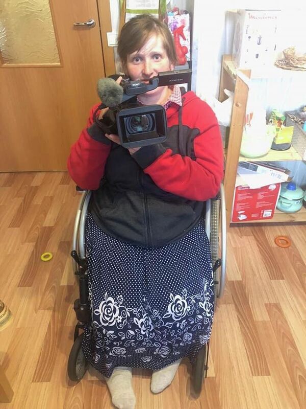 Юлия Калаева с видеокамерой в руках Юлия Калаева с видеокамерой в руках