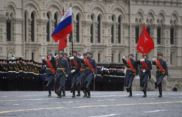 Знаменная группа во время марша, приуроченного к 78-й годовщине парада 7 ноября 1941 года на Красной площади Знаменная группа во время марша, приуроченного к 78-й годовщине парада 7 ноября 1941 года на Красной площади
