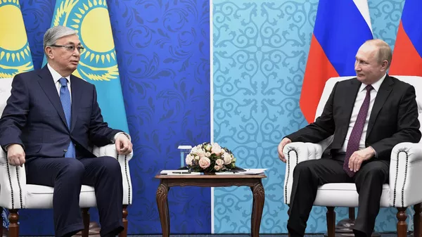 Президент РФ Владимир Путин и президент Казахстана Касым-Жомарт Токаев во время встречи на форуме межрегионального сотрудничества России и Казахстана в Омске Президент РФ Владимир Путин и президент Казахстана Касым-Жомарт Токаев во время встречи на форуме межрегионального сотрудничества России и Казахстана в Омске