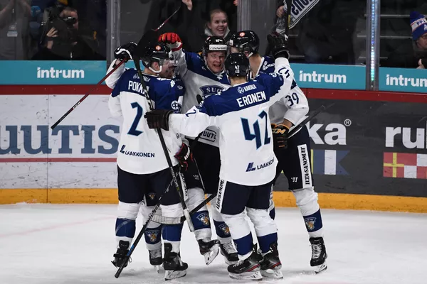 Хоккеисты сборной Финляндии радуются заброшенной шайбе 
