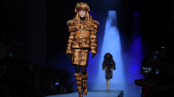 Модель во время показа коллекции Jean Paul Gaultier осень-зима 2019/2020 в Париже Модель во время показа коллекции Jean Paul Gaultier осень-зима 2019/2020 в Париже
