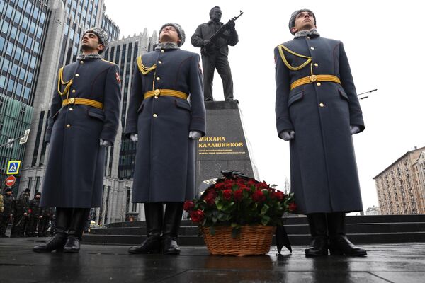 Церемония возложения цветов к памятнику Михаилу Калашникову в Оружейном сквере. 10 ноября 2019 Церемония возложения цветов к памятнику Михаилу Калашникову в Оружейном сквере. 10 ноября 2019
