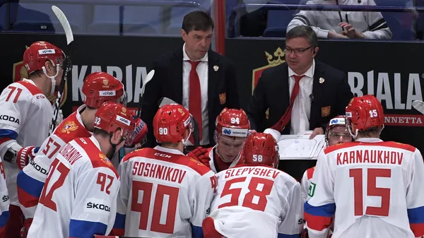 Алексей Кудашов (в центре на втором плане) и хоккеисты сборной России