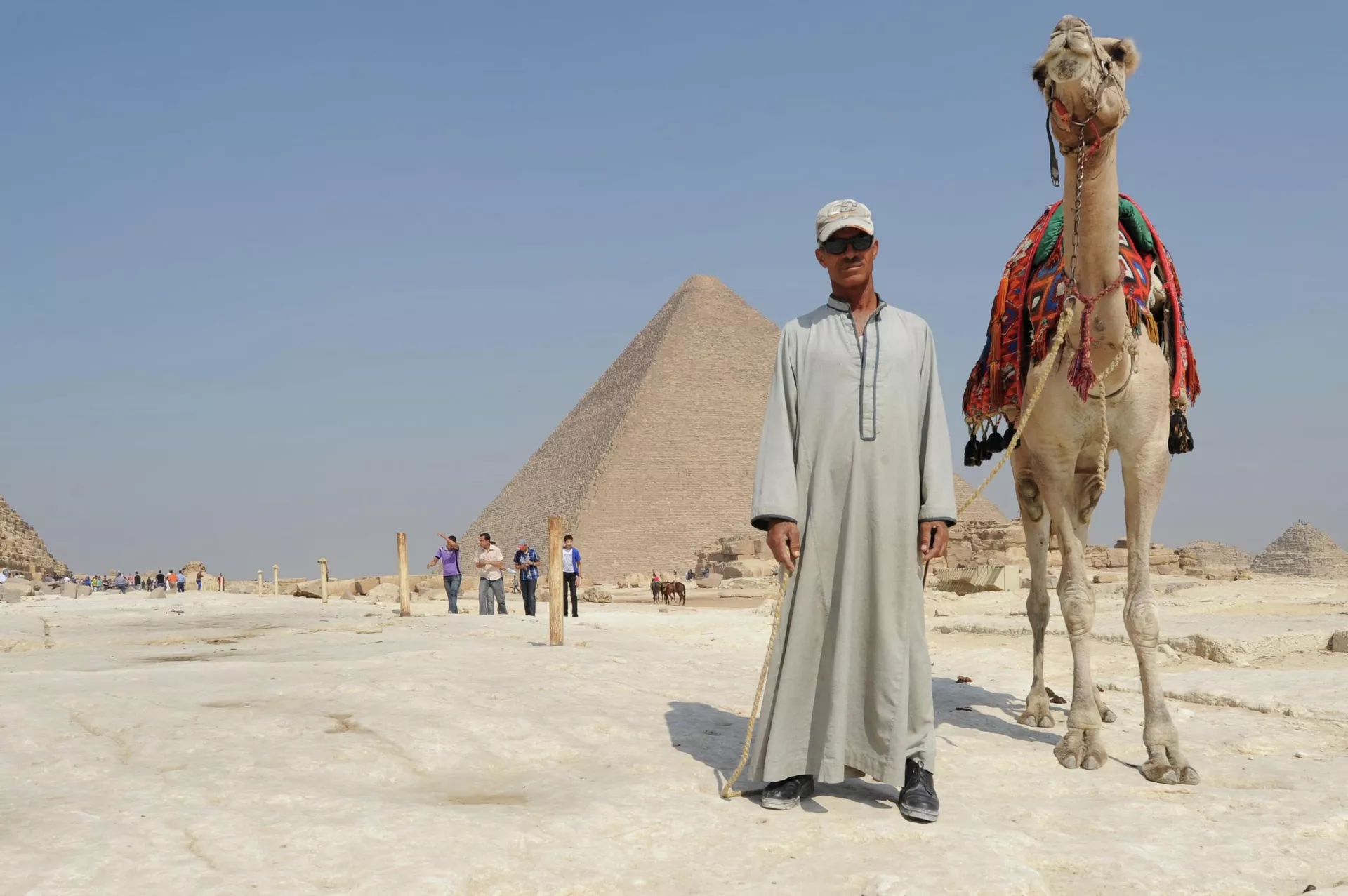 Египтянин с верблюдом близ пирамид Гизы - РИА Новости, 1920, 21.10.2020