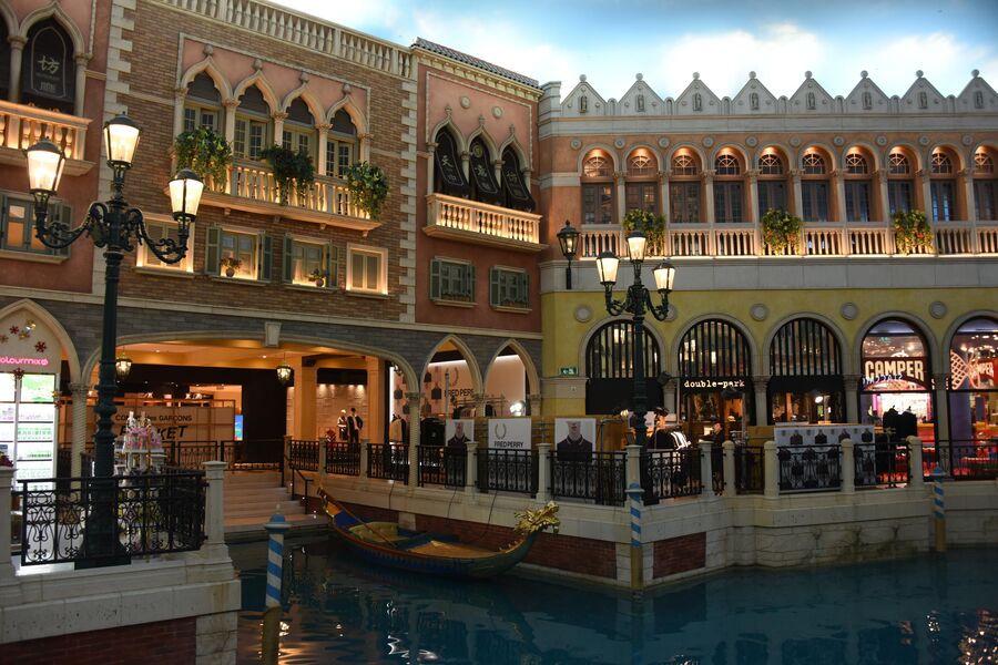 Внутри казино Venetian в Макао Внутри казино Venetian в Макао