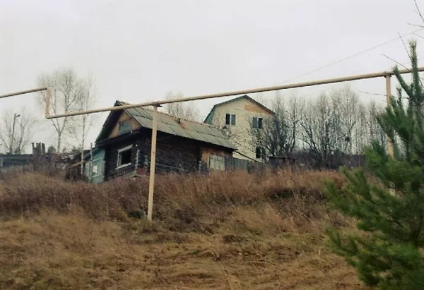 Дом в Усть-Катаве, в котором были взаперти трое детей-подростков (на втором плане)