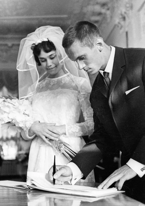 Известные советские гимнасты Зинаида Дружинина и Михаил Воронин во время церемонии бракосочетания.