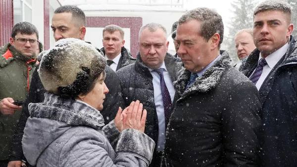 Председатель правительства России  Дмитрий Медведев во время общения с местными жителями в селе Санниково Алтайского края. 13 ноября 2019