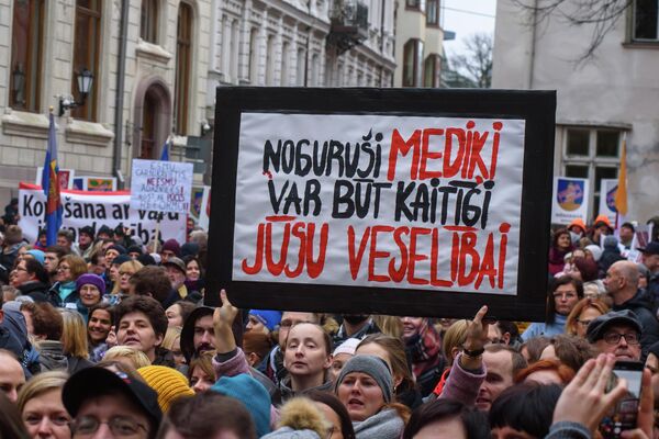 Медицинские работники на митинге в Риге, 7 ноября 2019 Медицинские работники на митинге в Риге, 7 ноября 2019
