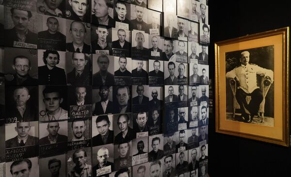 Стенд с фотографиями жертв репрессий в выставочном зале мемориального комплекса Хоэншёнхаузен Стенд с фотографиями жертв репрессий в выставочном зале мемориального комплекса Хоэншёнхаузен