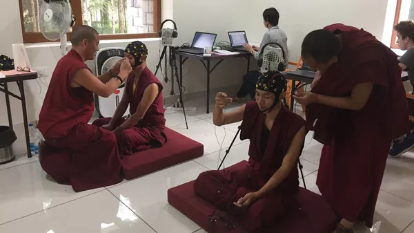 Буддийские монахи в открытом российскими учеными Центре исследований медитации и измененных состояний сознания в Индии