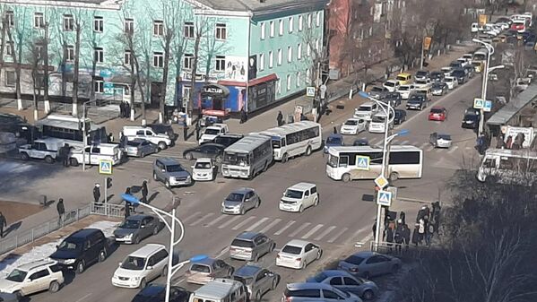 Сотрудники правоохранительных органов у входа в здание Амурского колледжа строительства и жилищно-коммунального хозяйства в Благовещенске, где произошла стрельб Сотрудники правоохранительных органов у входа в здание Амурского колледжа строительства и жилищно-коммунального хозяйства в Благовещенске, где произошла стрельб