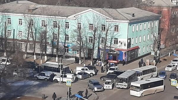 Сотрудники правоохранительных органов у входа в здание Амурского колледжа строительства и жилищно-коммунального хозяйства в Благовещенске, где произошла стрельба Сотрудники правоохранительных органов у входа в здание Амурского колледжа строительства и жилищно-коммунального хозяйства в Благовещенске, где произошла стрельба