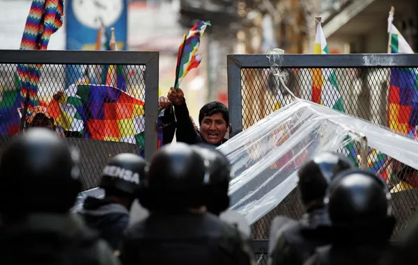 Полиция сдерживает сторонников бывшего президента Эво Моралеса в Ла-Пасе, Боливия