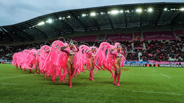 Танцоры Мулен Руж выступают перед матчем по регби между командами Stade Francais и Racing 92, 10 ноября 2019 Танцоры Мулен Руж выступают перед матчем по регби между командами Stade Francais и Racing 92, 10 ноября 2019