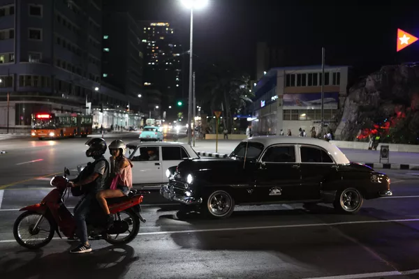 Ретро-автомобиль на набережной Гаваны