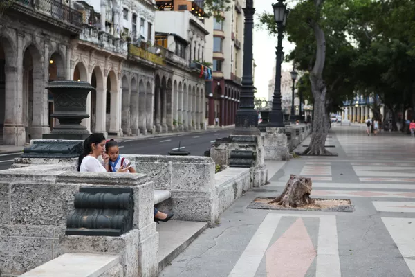 Девочка с мамой на бульваре Прадо, утренняя Гавана