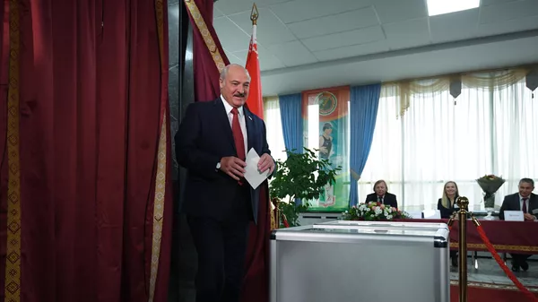 Президент Белоруссии Александр Лукашенко принимает участие в голосовании на выборах депутатов Палаты представителей Национального собрания Белоруссии