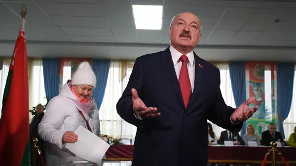 Президент Белоруссии Александр Лукашенко дает интервью после голосования на выборах депутатов Палаты представителей Национального собрания Белоруссии Президент Белоруссии Александр Лукашенко дает интервью после голосования на выборах депутатов Палаты представителей Национального собрания Белоруссии