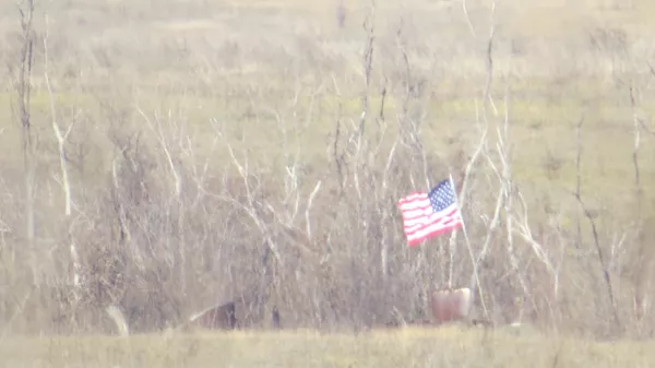 Флаги США на позициях украинских силовиков у линии соприкосновения в Донбассе