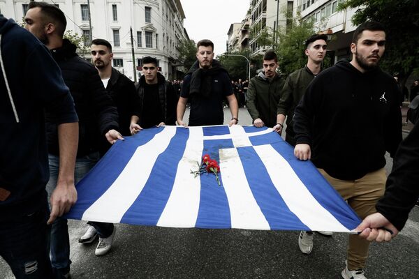 Участники акции протеста в Афинах, приуроченной к Дню Политехнио Участники акции протеста в Афинах, приуроченной к Дню Политехнио