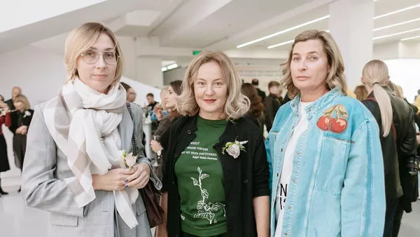 Александра Вертинская с гостями на открытии выставки Парадиз 