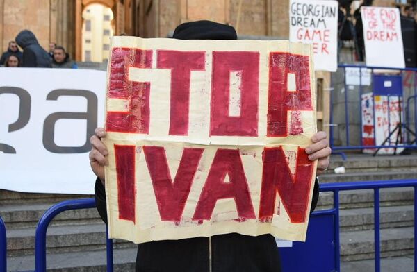 Участники акции протеста в Тбилиси против правящих властей. 17 ноября 2019 Участники акции протеста в Тбилиси против правящих властей. 17 ноября 2019